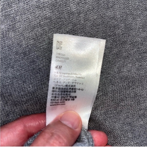 H&M V Neck Knit Sweater- Small PTP 19.5 inch - Picture 5 of 5